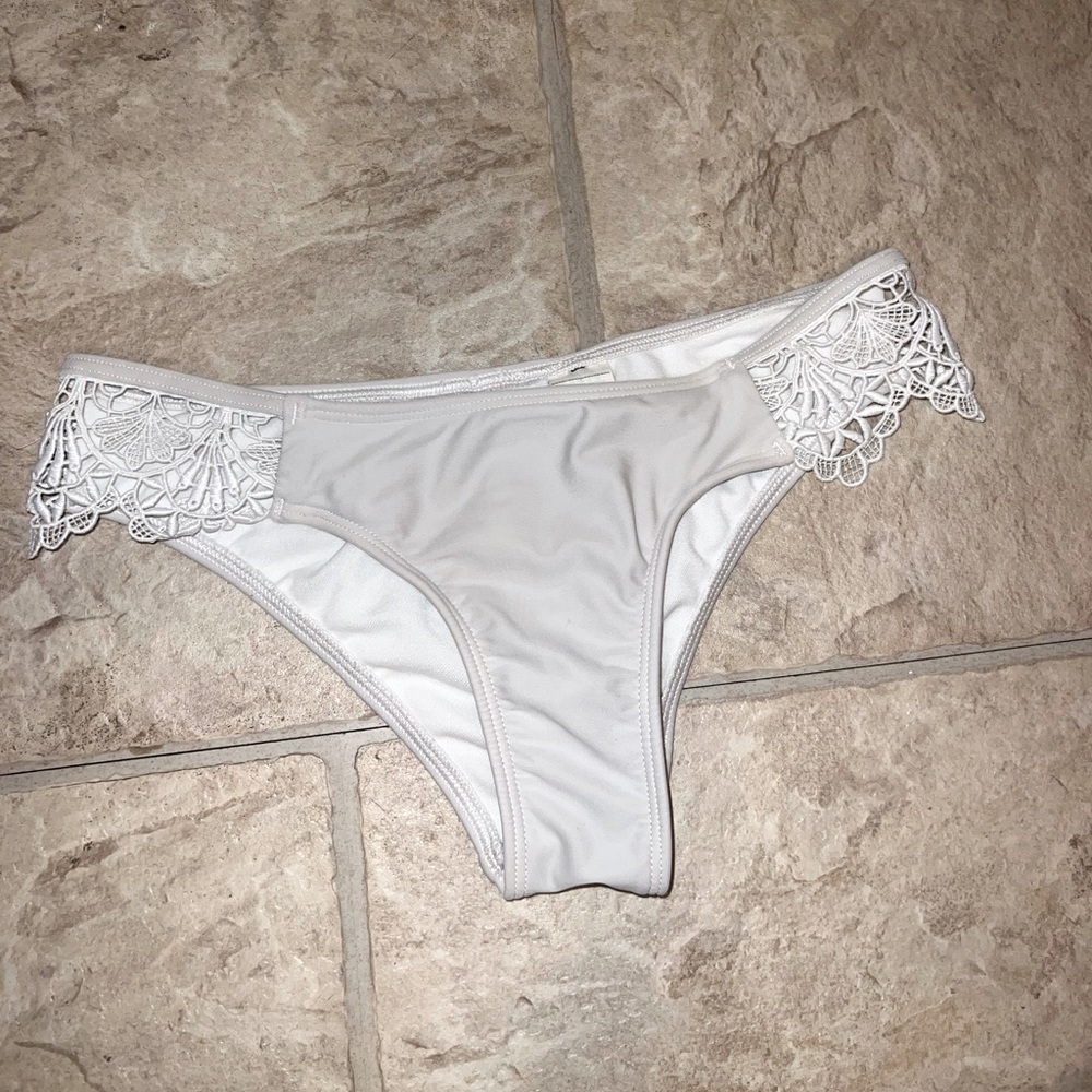 HOLLISTER BIKINI BOTTOMS, FLOWER SIDE DESIGN